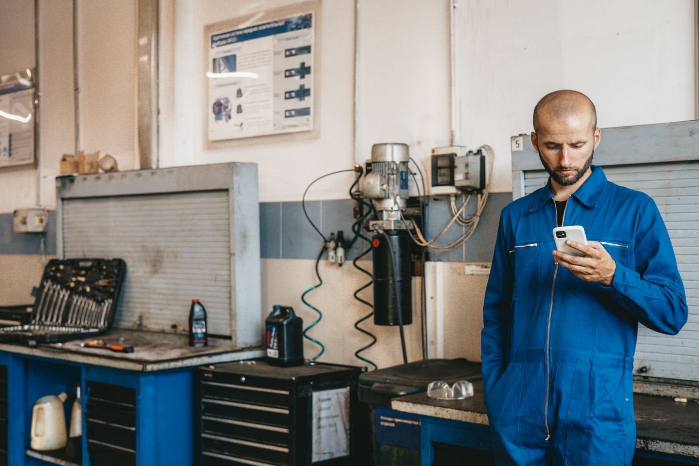 Colaborador de fábrica registrando ponto pelo celular com o TasksPonto