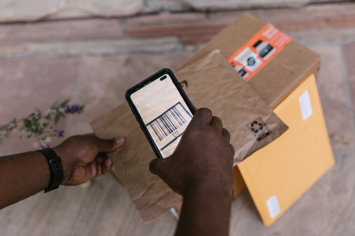 Colaborador de logística registrando ponto pelo celular com o TasksPonto
