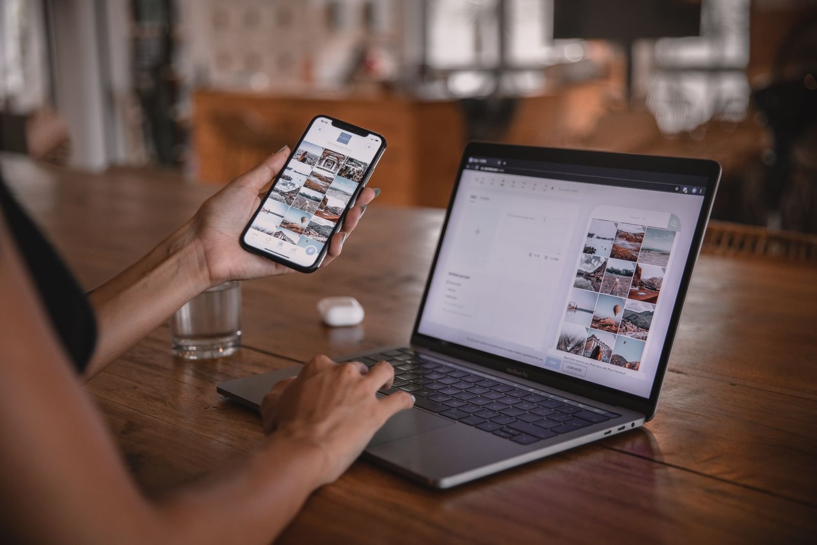 Revisando calendário de conteúdo no celular e no computador